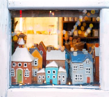 Kapalı renk, neşeli Noel, küçük şirin seramik el sanatı, küçük şirin seramik parti, tebrik kartı sanatı, mutlu görünüm, neşeli neşeli çocuk, kırsal bölge rafı, ampul, hafif kar, buz tasarımı.