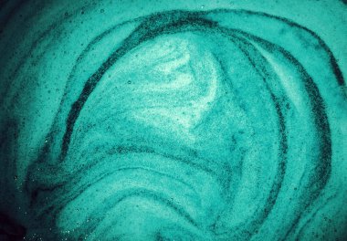 Makro parlak ışık, ıslak, kalın, sağIıklı, yuvarlak dairesel, spiral lekeli içecek konsepti. Geçmiş sanat tasarımı koyu renk sulu yumuşak spa jel sume metin alanı üst detay görünümü