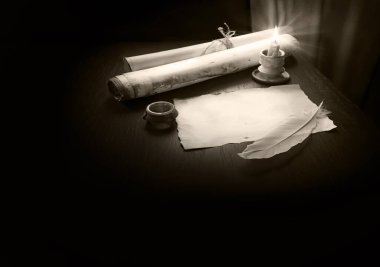 Grunge 'un giydiği yaş, kutsal inanç, Torah hukuk, sayfa, siyah ahşap masa, natürmort, kutsal kitap afişi. Yakından bakınca İbrani kilisesi günlüğü edebiyat el yazısı ışık metni notik boşluk