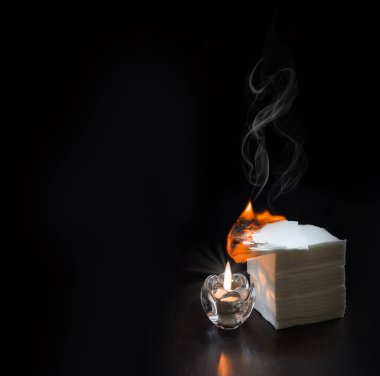 Yakın plan parlak kırmızı retro güvenli arazi ağdası. Trajik siyah metin alanını aydınlatıyor. Eski güvenli mülk güvenli beyaz kapanış masası gece bile düğün dekorasyonu felaket işareti telif hakkı