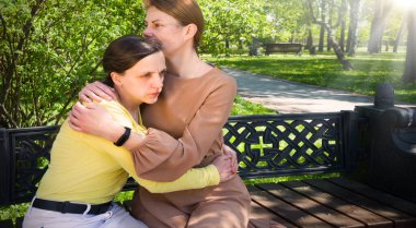 İki yetişkin kadın el ele oturarak yaşlı bir şehrin bahçe ağacı hakkında konuşuyor. Gençler kendilerini suçlu hissederler. Utanç duyarlar. Kayıp aşk yas tutar, acı çeker.