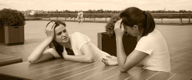 Genç üzgün ruh hali üzüntüsü, meraklı yüz ifadelerini karıştırır. Bayan abla, bar masasında el parmağı ile oturur. Gençlerin buluşması öfke dolu bir kıskançlık çatışması. Tartışmalı bir diyalog. Yazın şehir dışındaki nehir parkına bak.