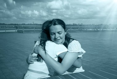 İki yetişkin bayan, el ele tutuşup ağlar ve şehrin yaz kenti kafeterya masasının dışında güneşli havadan sudan konuşurlar. Gençler kendilerini iyi hissederler. Hüzün, üzüntü, üzüntü, neşe, güven, güven, inanç krizi.