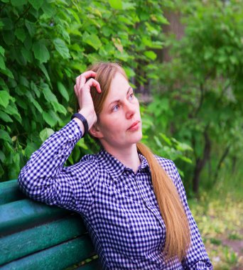 Genç, güzel elbiseli, yorgun, kederli, kederli, ağlayan yaşlı, kasvetli bir kadın. Sefalet içinde yüzen suçluluk duygusu yetişkin barışı kaybetti.