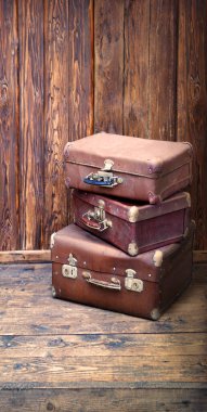 Yakından bakınca, eski moda paslı, paslı, kirli, kahverengi el bagajı mandalı demiryolu tutacağı, tren seti konsepti. Büyük, kırsal, koyu, kırsal zemini kapatıyoruz.