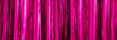 Yakın çekim aqua sıvı parlak kırmızı pembe eflatun rengi uzun yumuşak ipek saten kağıt şekilli gümüş kıvılcımlı görüntü sanatçısı web metin alanı. Parlak alevler buz gibi soğuk hava. Buz gibi rüzgar disko kapağı sembolü tasarım kartı.