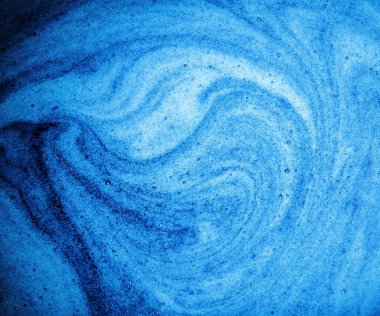 Makro parlak cyan parlak parlak, ıslak, kalın hava yuvarlak, sarmal meyve suyu, reçel sosu leke elementi kavramını kapatın. Sanat tasarımı koyu sulu renk yumuşak spa yağlı jel köpüklü metin alanı üst görünümü