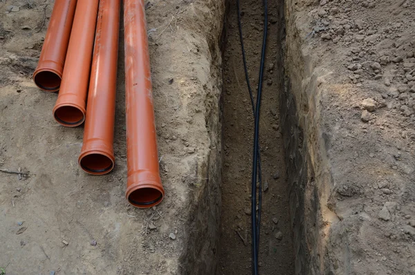Verlegung von Kabeln und Rohren im Graben — Stockfoto