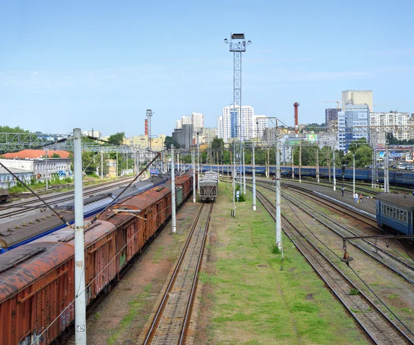 Železniční trať s nákladní vlaky — Stock fotografie