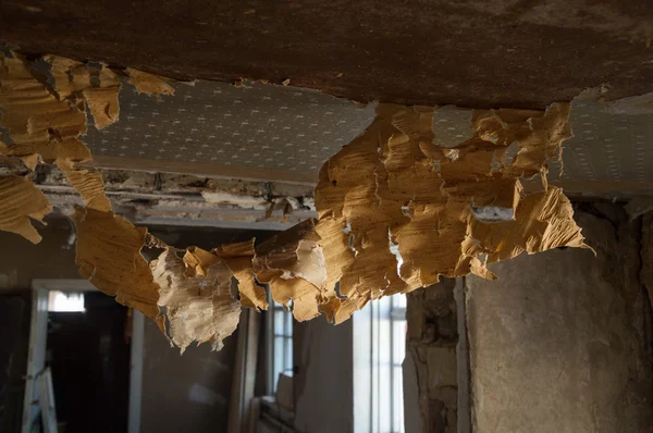 Tavanda asılı parçalanmış duvar kağıdı — Stok fotoğraf