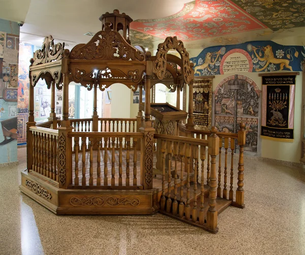 Jewish Museum in Dnepropetrovsk. Bima in center of synagogue — Stock Photo, Image