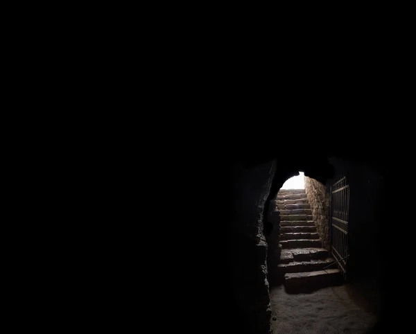 Каменный коридор с лестницей вверх — стоковое фото