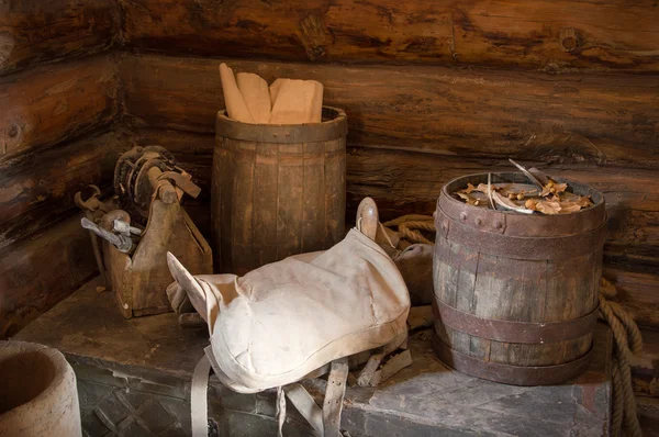 Outils de menuiserie, tonneau et selle sur la poitrine dans la vieille grange — Photo