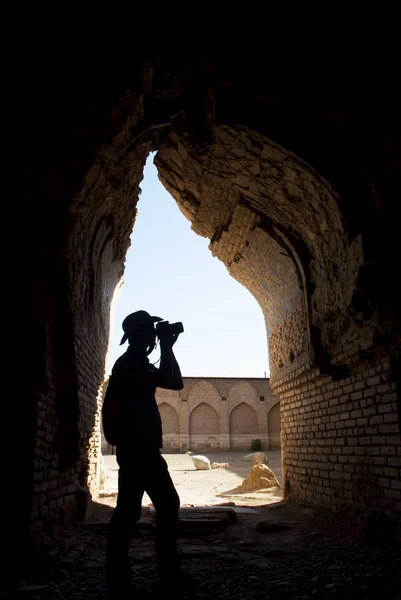 Fotografo avventuriero nella vecchia moschea distrutta — Foto Stock