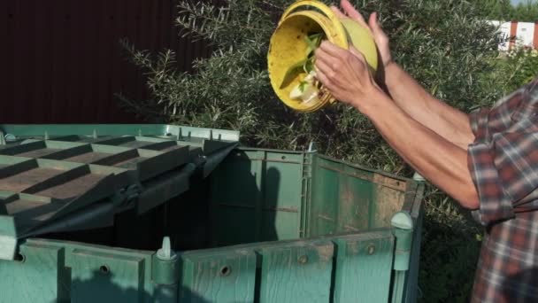 Persona Cámara Lenta Arroja Residuos Alimentos Cocina Montón Compost Para — Vídeo de stock