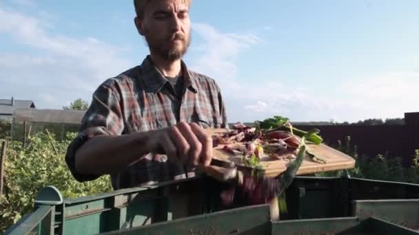 Bärtiger Mann Wirft Küchenabfälle Auf Komposthaufen Kompostierung Umweltfreundliche Recyclingtechnologie Küchenabfallreste — Stockvideo