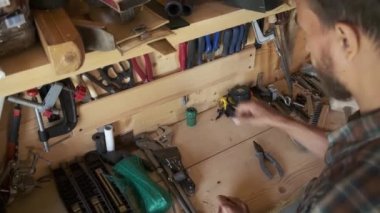 Üst düzey sakallı adam marangozluk aletlerini atölyesinde seçen marangoz. DIY kavramı.