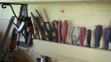 İyi organize edilmiş marangozluk aletleri marangozluk atölyesinde. DIY kavramı.