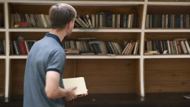 Jonge Bebaarde Millennial Man Reding Boek Stad Bookcrossing Station Studente — Stockvideo
