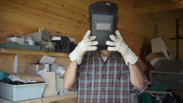 Portret Zmęczonego Rzemieślnika Zdejmuje Maskę Spawalniczą Powrocie Warsztatu Różne Narzędzia — Wideo stockowe