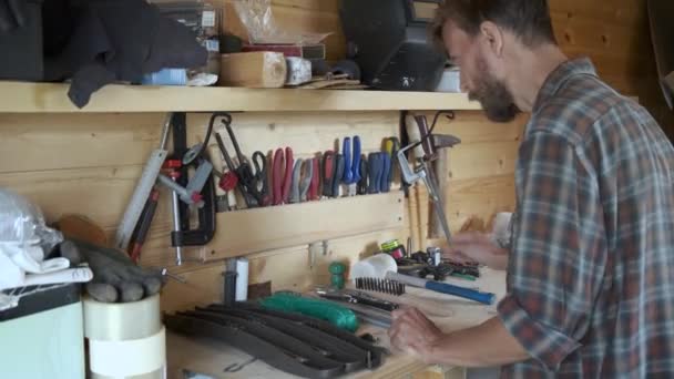 Der Bärtige Mann Ist Schreiner Und Wählt Seiner Werkstatt Werkzeuge — Stockvideo