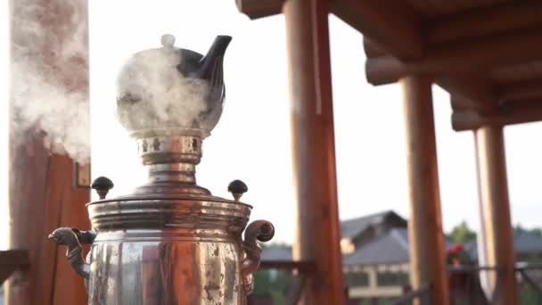 Samovar Russo Bollente Con Vapore Teiera Birra Sulla Parte Superiore — Video Stock