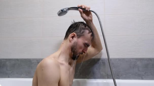 Depressieve Man Die Onder Stromend Water Onder Douche Zit Probeert — Stockvideo