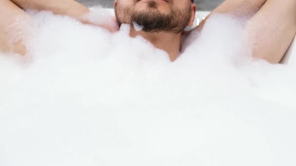 Banyoda Köpükle Rahatlayan Yakışıklı Sakallı Adamın Portresi Banyosunda Spa Tedavisi — Stok video