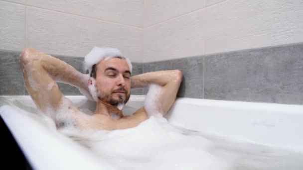 Bonito Barbudo Feliz Relaxante Deitado Banho Com Espuma Tratamento Spa — Vídeo de Stock