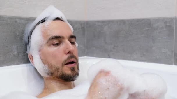 Yakışıklı Sakallı Adam Köpük Banyosunda Rahatlıyor Köpükle Oynuyor Banyosunda Spa — Stok video
