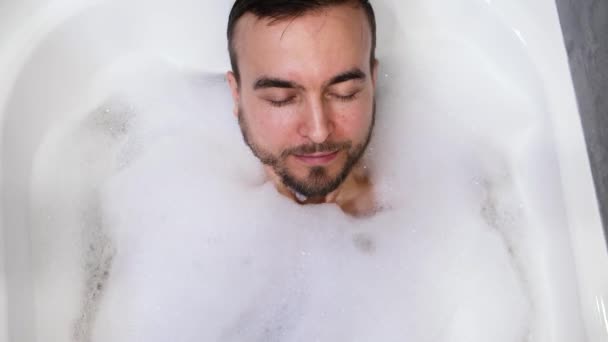 Jóképű Kaukázusi Férfi Búvárkodik Víz Alatt Habfürdőkádban Fürdőszobai Kezelés Wellness — Stock videók