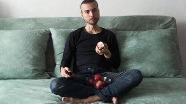 Kafkasyalı sakallı bir adam televizyon karşısında oturuyor, elma yiyor, korku filmi izliyor, korkuyor. Ev sineması için patlamış mısır için sağlıklı bir alternatif.