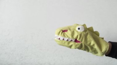 Kukla tiyatrosu için oyuncak ejderhayı kapatın. Komplo teorilerindeki komik, yumuşak bebek sürüngen uzaylıyla el ele..