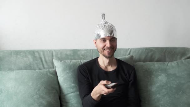 Homem Teórico Conspiração Usando Chapéu Folha Lata Assistindo Sofá Casa — Vídeo de Stock