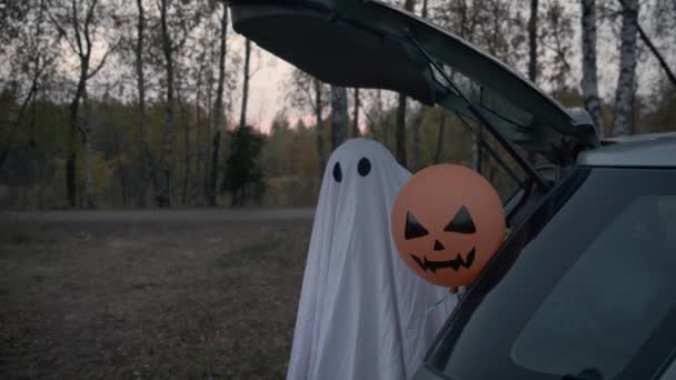 Conceptul Halloween Copil Drăguț Costum Fantomă Care Ține Față Înfricoșătoare — Videoclip de stoc
