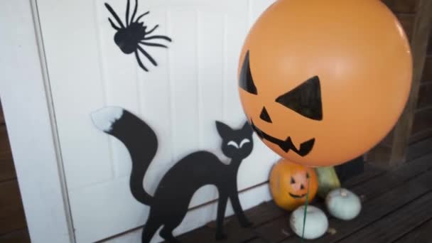 Domowej Roboty Dekoracje Halloween Pobli Drzwi Prywatnego Domu Papierowe Pająki — Wideo stockowe