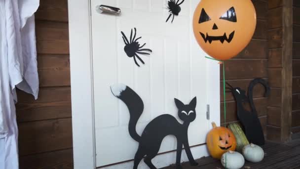 Zelfgemaakte Halloween Decoraties Buurt Van Voordeur Van Prive Huis Papieren — Stockvideo