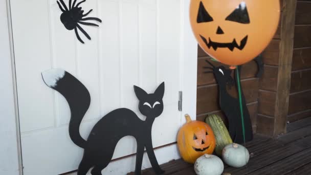 Hiasan Halloween Buatan Sendiri Dekat Pintu Depan Rumah Pribadi Laba — Stok Video