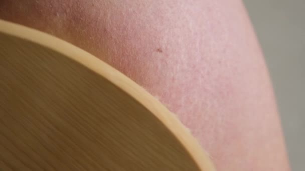 Close Cellulite Trockenbürstenmassage Von Echter Frauenhaut Mit Dehnungsstreifen Gesäß — Stockvideo