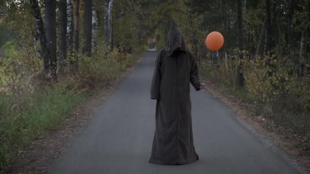 Keşiş Büyücü Kostümlü Gizemli Bir Adam Sonbahar Yolunda Tek Başına — Stok video
