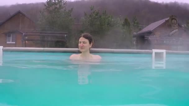 Jeotermal Spa Merkezi Yavaş Çekim Yapan Kadın Dağlardaki Sıcak Bahar — Stok video