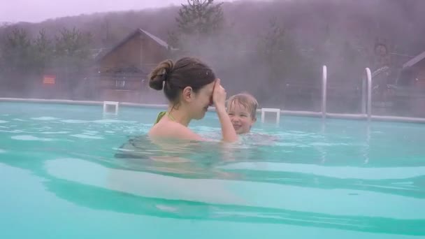 Família Divertindo Estância Termal Geotérmica Mãe Filho Brincando Piscina Termal — Vídeo de Stock