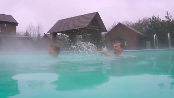 Jeotermal Spa Merkezinde Aile Eğleniyor Baba Oğul Dağlarda Açık Havuzda — Stok video