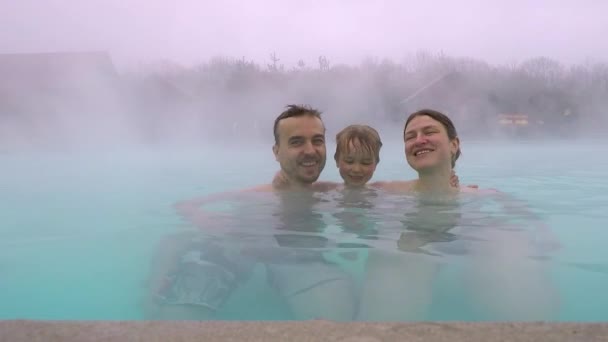 Aile Jeotermal Spa Merkezinde Eğleniyor Baba Anne Oğul Hava Soğuk — Stok video