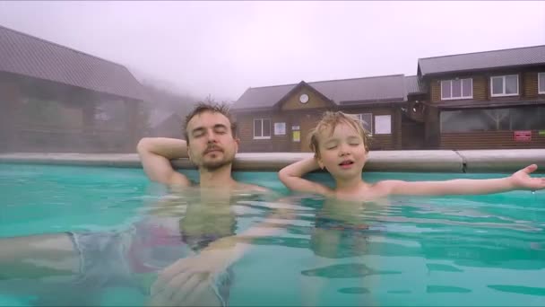 Jeotermal Spa Merkezi Babası Küçük Oğlu Dağlardaki Sıcak Bahar Havuzunda — Stok video