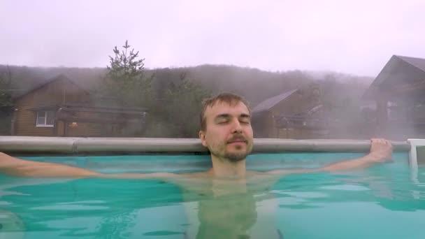 Estância Termal Bonito Homem Relaxando Piscina Termal Livre Nas Montanhas — Vídeo de Stock