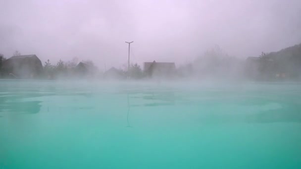 Geothermalkurort Schöner Mann Der Thermalbad Den Bergen Schwimmt Reiseattraktion Außerhalb — Stockvideo