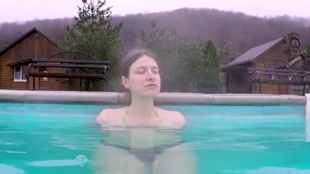 Balneario Geotermal Mujer Real Relajándose Piscina Termal Aire Libre Las — Vídeos de Stock