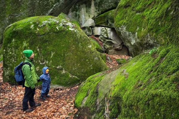 Father Son Haking Trail Huge Stones Covered Green Moss Active — Stock Photo, Image