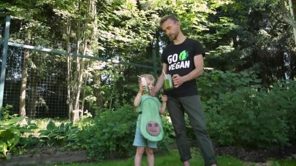 Üstünde Git Vegan Yazan Tişörtlü Baba Avokado Kostümlü Küçük Oğlu — Stok video